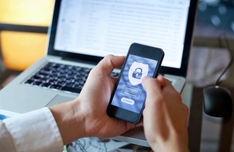 Hombre digitando clave de acceso
