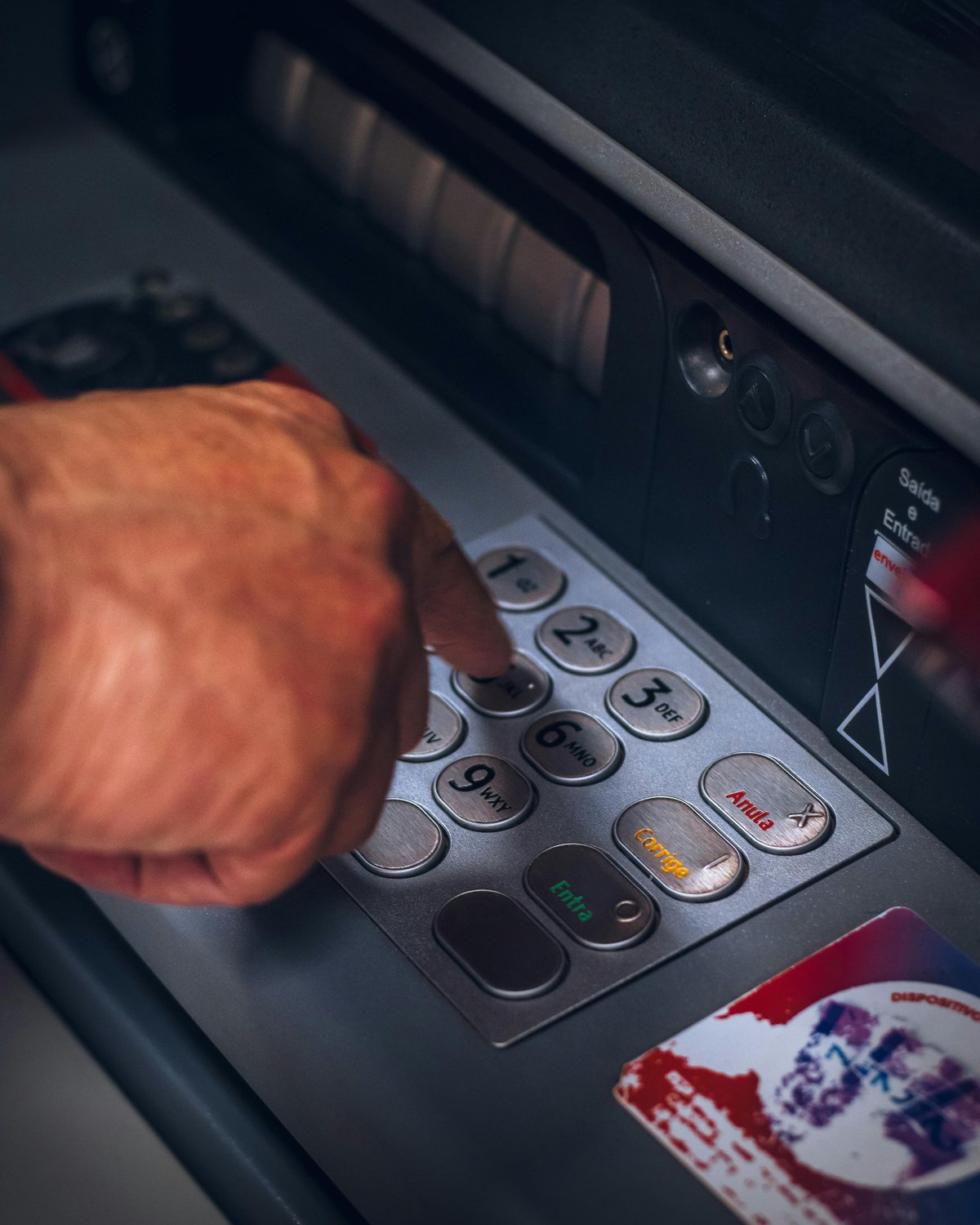 Ilustración de la digitalización bancaria con tecnología financiera, procesos digitales y experiencia del cliente en evolución