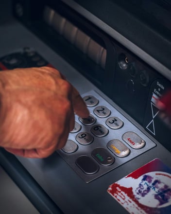 Ilustración de la digitalización bancaria con tecnología financiera, procesos digitales y experiencia del cliente en evolución