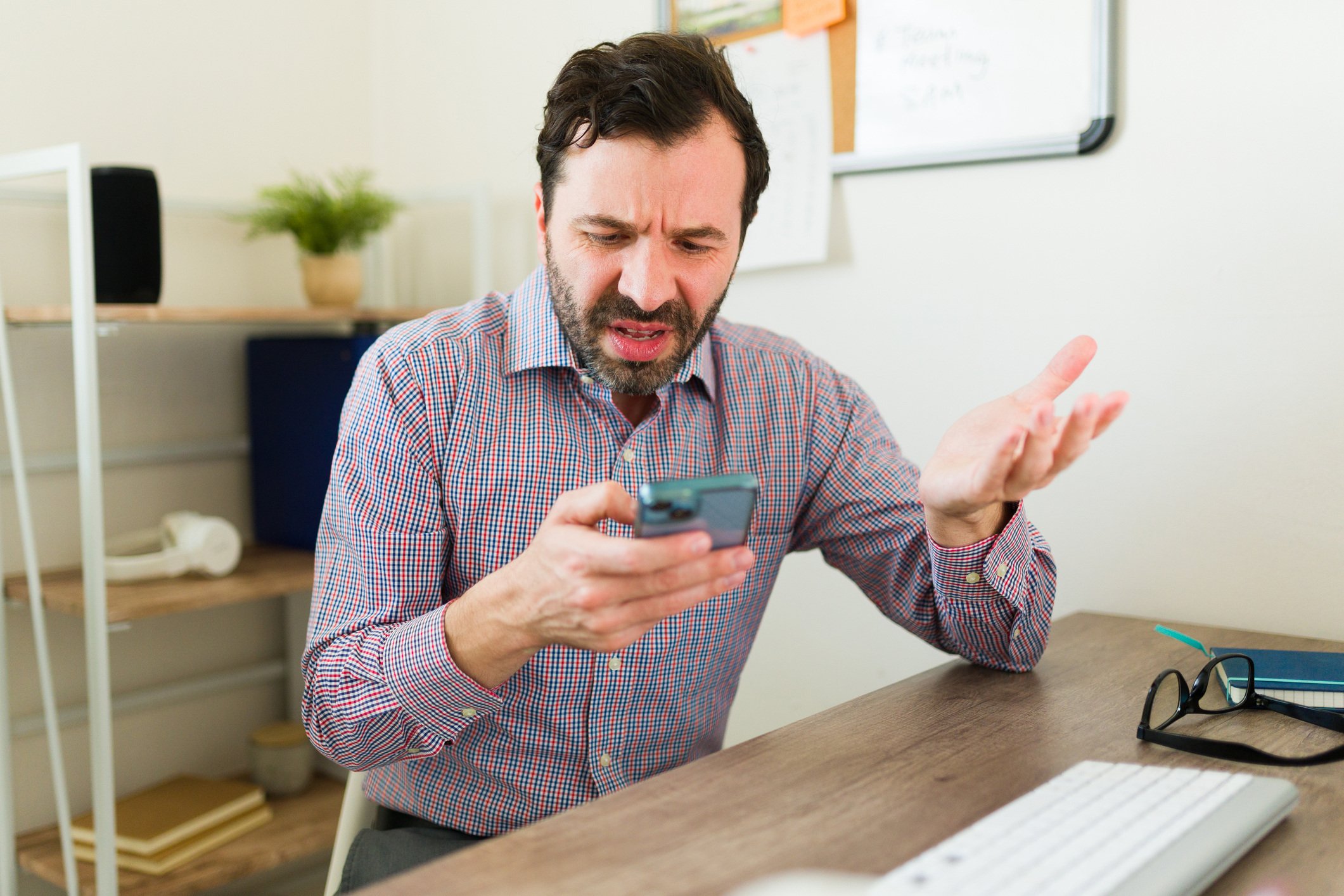 Por que linhas são bloqueadas pela Meta no WhatsApp? Como desbloqueá-las?